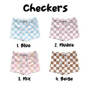 Op de afbeelding: Vier paar geruite shorts in blauw, mauve, mix en beige. Elke broek heeft een taille met trekkoord. Het woord "Checkers" staat in het zwart boven de shorts. De shorts zijn gelabeld 1. Blauw, 2. Mauve, 3. Mix en 4. Beige.