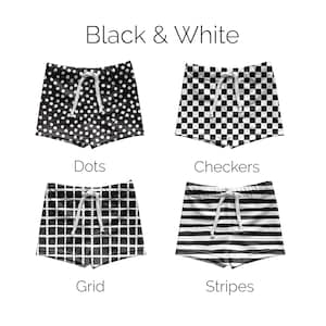 Op de afbeelding: Vier paren zwart-wit patronen shorts worden getoond. De patronen omvatten stippen, dambord, een raster en strepen. De tekst "Black & White" staat boven de shorts, met de patroonnamen eronder.