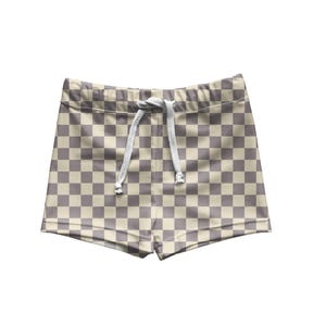 Op de afbeelding: Zwemshort met een geruit patroon in grijstinten en beige. De short heeft een trekkoord en is gemaakt van een lichtgewicht materiaal. Geschikt om in te zwemmen en andere wateractiviteiten.