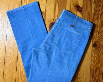 Vaqueros acampanados de lavado claro de los años 70, de Wrangler. Ancho: 89 cm, largo: 78 cm.