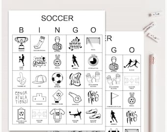 Könnte beinhalten: Zwei schwarz-weiße druckbare Fußball-Bingo-Karten. Jede Karte hat ein 5x5-Raster mit Bildern von Fußball-bezogenen Gegenständen wie einer Trophäe, Fußballsocken, einem Schiedsrichter, einem Tor, einem Knieschuss, einer Medaille, einem Dribbling, einer Stoppuhr, einem Daumen hoch, einer Mütze, einem Freiraum, gut gemacht, Torwarthandschuhen, einem Fußballfeld, einem Podest, einer gelben Karte, einer Pfeife, juchhe, einer Eckfahne, einer Fußballfahnen-Banner, einem Fußballfeld, einem Fußballtrikot, einem Fußballschuss, Fußballschuhen, einem 1:1-Ergebnisanzeige und einem Tor.