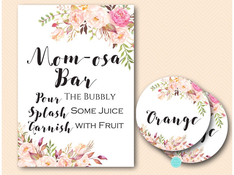 Op de afbeelding: Een printbaar bord voor een "Mimosabar" met bloemendecoraties. Het bord geeft gasten de instructie om "de bubbels in te schenken, wat sap toe te voegen en te garneren met fruit". Twee ronde labels met bloemendecoraties zijn ook inbegrepen, een met het woord "Orange" erop.