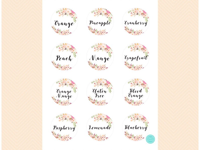 Op de afbeelding: Twaalf ronde, witte labels met bloemmotieven en zwarte tekst. De labels tonen de namen van verschillende vruchten en sappen, waaronder Sinaasappel, Ananas, Cranberry, Perzik, Mango, Grapefruit, Sinaasappel Mango, Auten Free, Bloedsinaasappel, Framboos, Limonade en Blauwe bes.