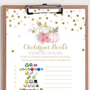 Könnte beinhalten: Eine druckbare Spielkarte mit einem Design aus rosa und goldenen Kürbissen. Die Karte trägt den Text "Kinderbücher Emoji Pictionary" und Anweisungen, um die Kinderbücher zu erraten, die mit Emojis geschrieben sind. Die Person mit den meisten richtigen Antworten gewinnt.