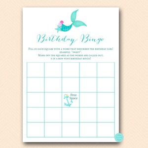 Puede incluir: Una tarjeta de bingo de cumplea&ntilde;os con tem&aacute;tica de sirena imprimible con un esquema de color turquesa y verde azulado. La tarjeta tiene un espacio libre en el centro e instrucciones para rellenar cada casilla con una palabra que describa a la cumplea&ntilde;era. La tarjeta tambi&eacute;n incluye el texto "Birthday Bingo".