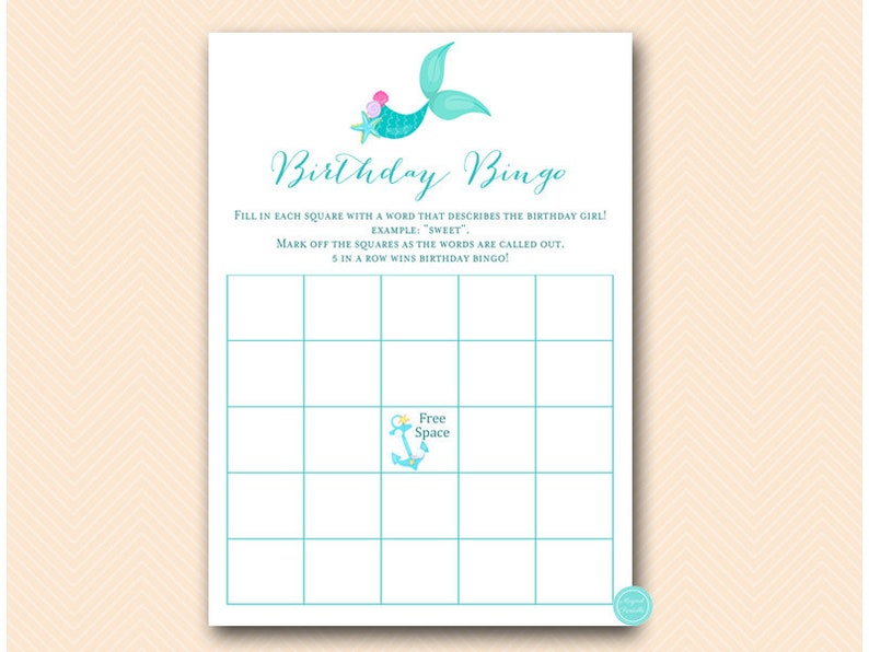 Puede incluir: Una tarjeta de bingo de cumplea&ntilde;os con tem&aacute;tica de sirena imprimible con un esquema de color turquesa y verde azulado. La tarjeta tiene un espacio libre en el centro e instrucciones para rellenar cada casilla con una palabra que describa a la cumplea&ntilde;era. La tarjeta tambi&eacute;n incluye el texto "Birthday Bingo".