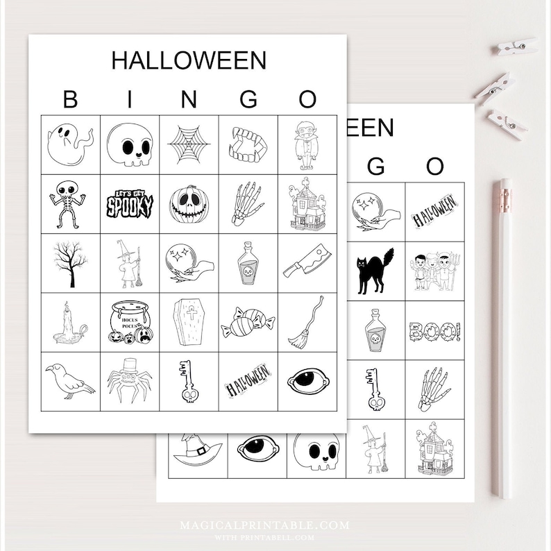 Pu&ograve; includere: Scheda di bingo di Halloween stampabile in bianco e nero con immagini di fantasmi, zucche, pipistrelli, streghe, scheletri e altro ancora. La scheda dice "Halloween Bingo" in alto.