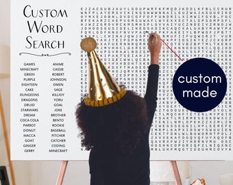 Pode incluir: Um jogo de palavras cruzadas personalizado em um quadro branco com uma moldura preta. O quadro tem uma lista de palavras para encontrar e o texto "Custom Word Search". Uma criança com um chapéu de festa dourado está apontando para o quadro.