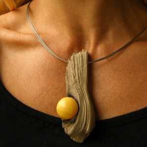 Collier dambre, ambre baltique authentique, boule jaune, bois flotté, avec chaîne, moderne, cadeau pour femme, NOUVEAU, UNIQUE Fait à la main image 1