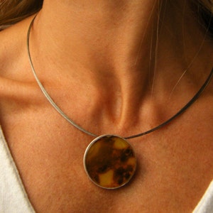 Ciondolo ambra, vera Amberstone, argento sterling opaco 925, ciliegio, cognac, forma rotonda, per lei, regalo, design moderno, fatto a mano, nuovo, UNICO
