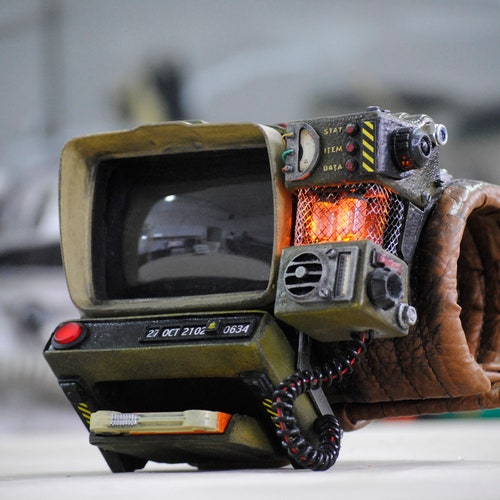 アクセサリー・ヘアアクセサリー Fallout Series Pip-Boy Die-Cast Replica Fallout - Pip-Boy Die-Cast - Replica – IGN Store