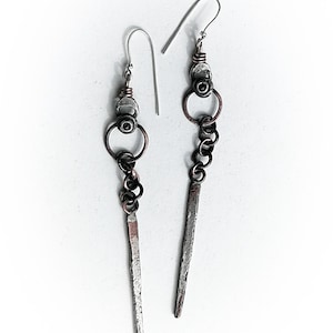 Boucles d'oreilles en forme de pointe post-apocalyptique, cuivre oxydé, argent, pierre précieuse iolite, bijoux rustiques de sorcellerie