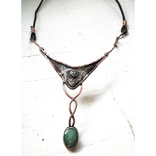 Collar de esmeraldas de inspiración élfica postapocalíptica, rústico, arte para vestir, joyería escultórica.