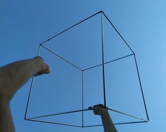 Cubo acrobático: construcción de acero para manipulación o espectáculo de fuego.