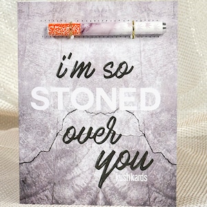 Stoned Over You Grußkarte mit Pfeife | 420 Grußkarten | KushKards | Geschenke für Erwachsene | Kiffer Zubehör