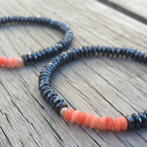 Pulseira de contas de coral rosa e hematita: pulseira metálica em camadas