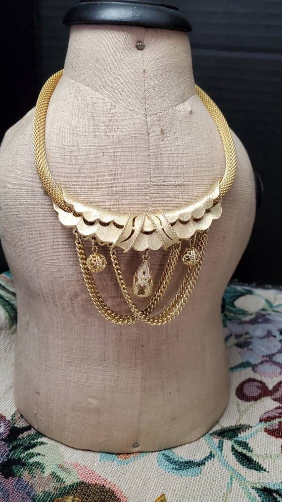 Gorgeous gold plated dangle mesh necklace