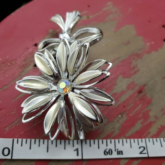 Vintage Flower Cut Out Brooch - image 4