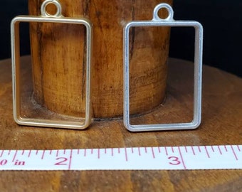 Qty. 4 rectangle pendant frames.