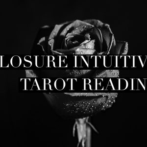 Könnte beinhalten: Schwarzweißbild einer einzelnen Rose mit Wassertropfen auf den Blütenblättern. Der Text "CLOSURE INTUITIVE TAROT READING" ist über das Bild gelegt.