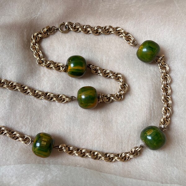 Collar de cadena dorada con cuentas de plástico estilo retro bohemio, art decó, rockabilly, hippie, con forma de bola de remolino de mármol verde espinaca y amarillo de baquelita catalina vintage