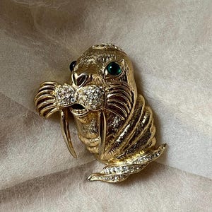vintage unsigned Hattie Carnegie gold plate walrus head white green rhinestone eye brooch pin large formal rare figural costume gift large