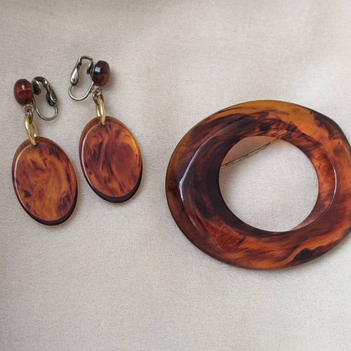 Vintage translucent Bakelite store Catalin root beer swirl brown clip on earrings necklace matching set tortoiseshell retro plastic boho deco