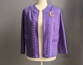 vintage Bergdorf Goodman royal violet laine cardigan pull pompon garniture doublé mode costume violet pas de boutons rétro mod pull hiver automne