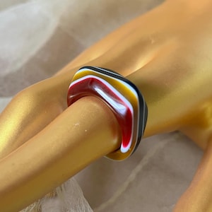vintage lucite molded white laminated rainbow jewel tone stripes ring retro plastic retro mod fashion glam drag queen burlesque statement