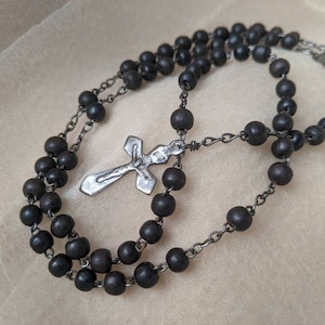 antik vintage schwarz gebet rosenkranz holz perlen katholisch goth gothic 80er jahre Madonna kreuz kruzifix religiöse ikone Jungfrau Maria silber silber