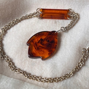 vintage translucent Bakelite Catalin root beer swirl brown necklace leaf pendant Bavarian woodland tortoiseshell retro plastic boho deco
