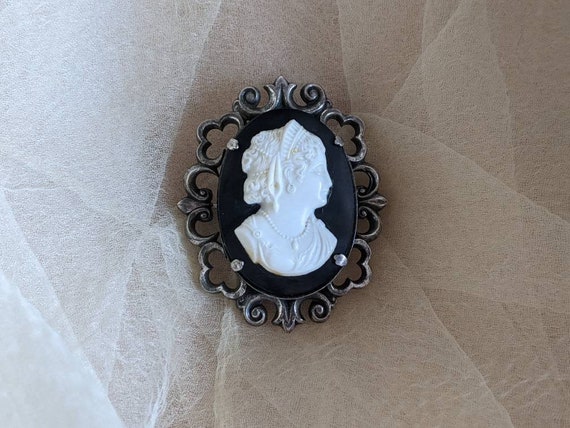 vintage black white ornate goth cameo brooch pin goth… - Gem