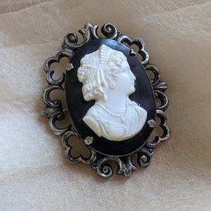 vintage black white ornate goth cameo brooch pin gothic victorian revival Empress jet resin funeral mourning steampunk vampire art deco