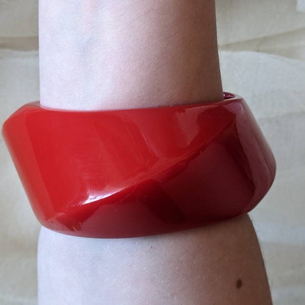 vintage massive chunky angular red Lucite carved twist style bangle bracelet disco burlesque goth fashion costume mod retro drag queen pride