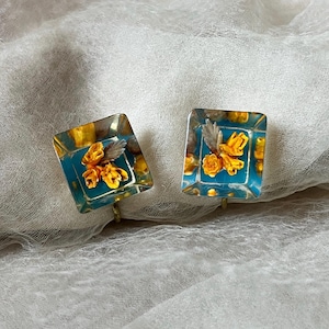 Vintage Ohrstecker geschnitzte Blumen gelb floral Blumenform transparent Kunststoff Kunststoffform Party Ostern Retro Kitsch
