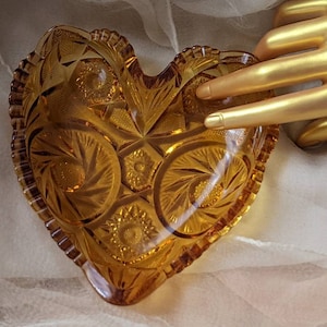 Vintage Kemple Wheaton corte vidrio ámbar corazón decorativo baratija plato naranja amarillo femenino bruja brujo cenicero vela ardiente a base de hierbas salvia