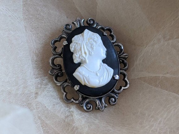 vintage black white ornate goth cameo brooch pin goth… - Gem