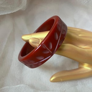 Vintage Bakélite Catalin motif feuille sculpté rouge sang de boeuf bordeaux bordeaux bracelet rétro en plastique boho art déco du milieu du siècle