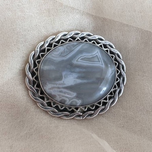 antique vintage sterling silver banded striped gray Scottish agate brooch pin Celtic Victorian boho witch stone semi-precious costume