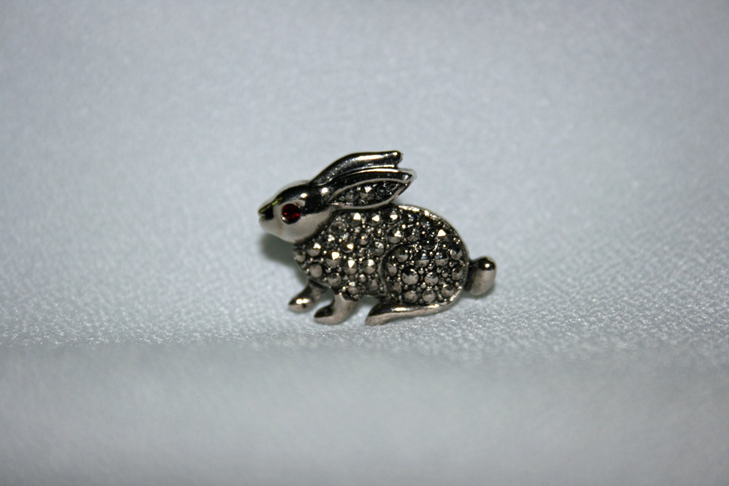 Vintage Avon Rabbit Lapel Pin / Tie Tack Precious Pets Collection 1989