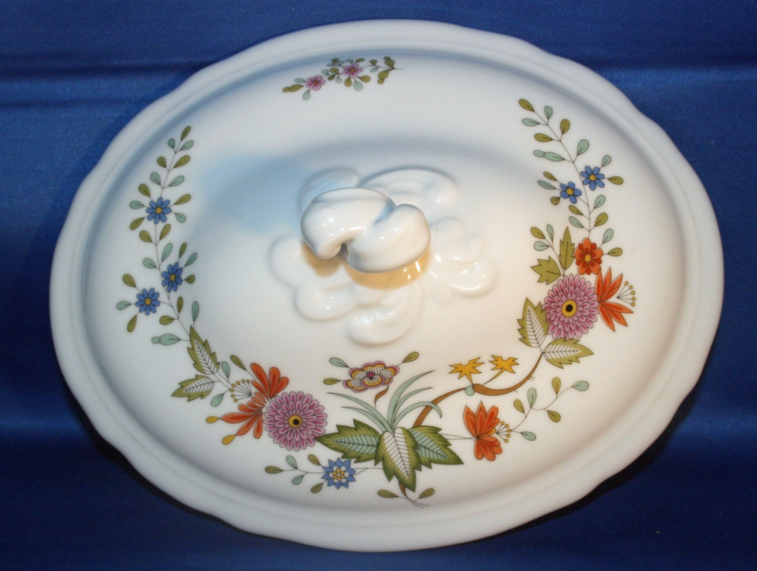 Vintage Casserole Dish Oval Covered Vegetable Serving Dish in Bellevue by Hutschenreuther