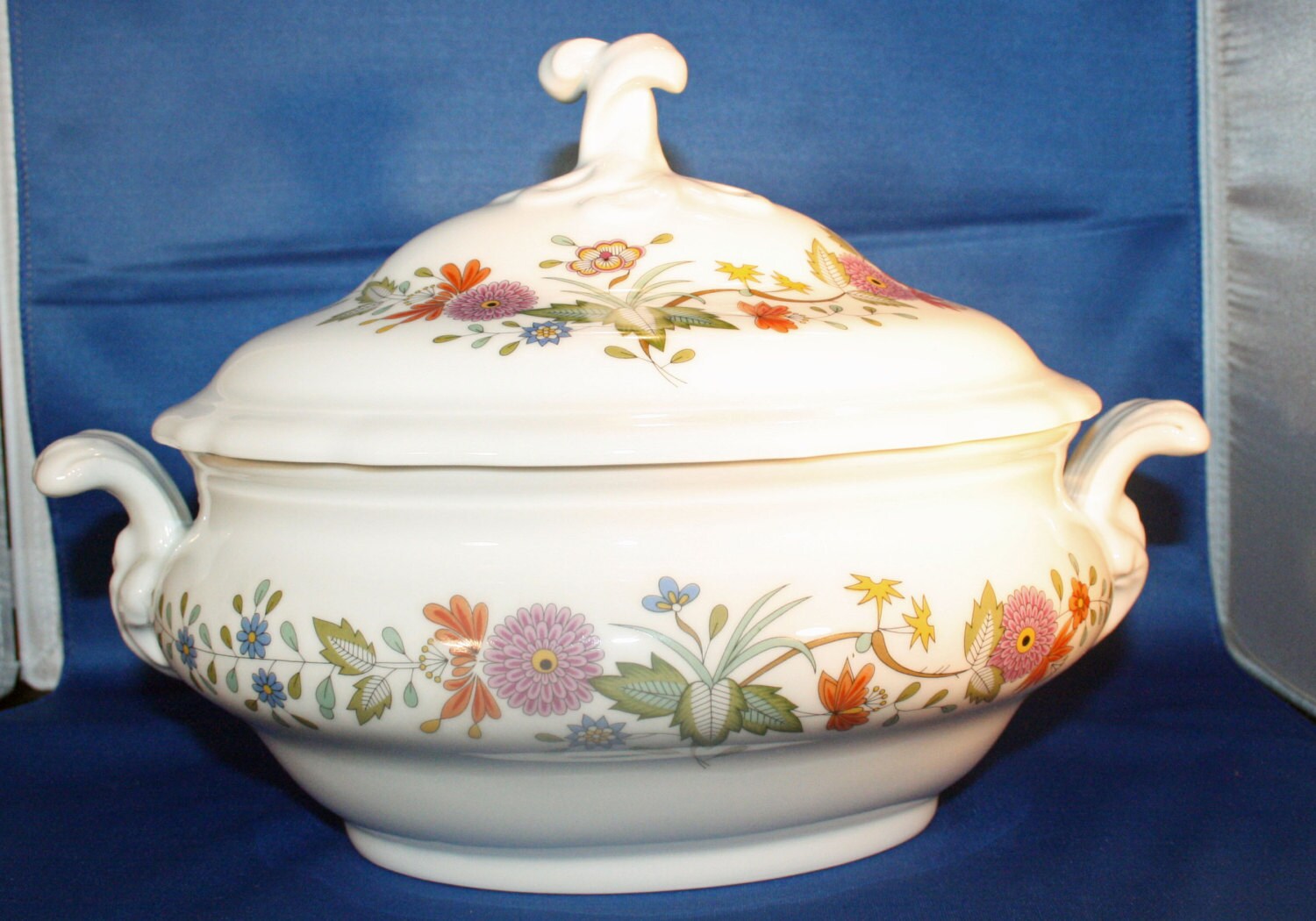 Vintage Casserole Dish Oval Covered Vegetable Serving Dish in Bellevue