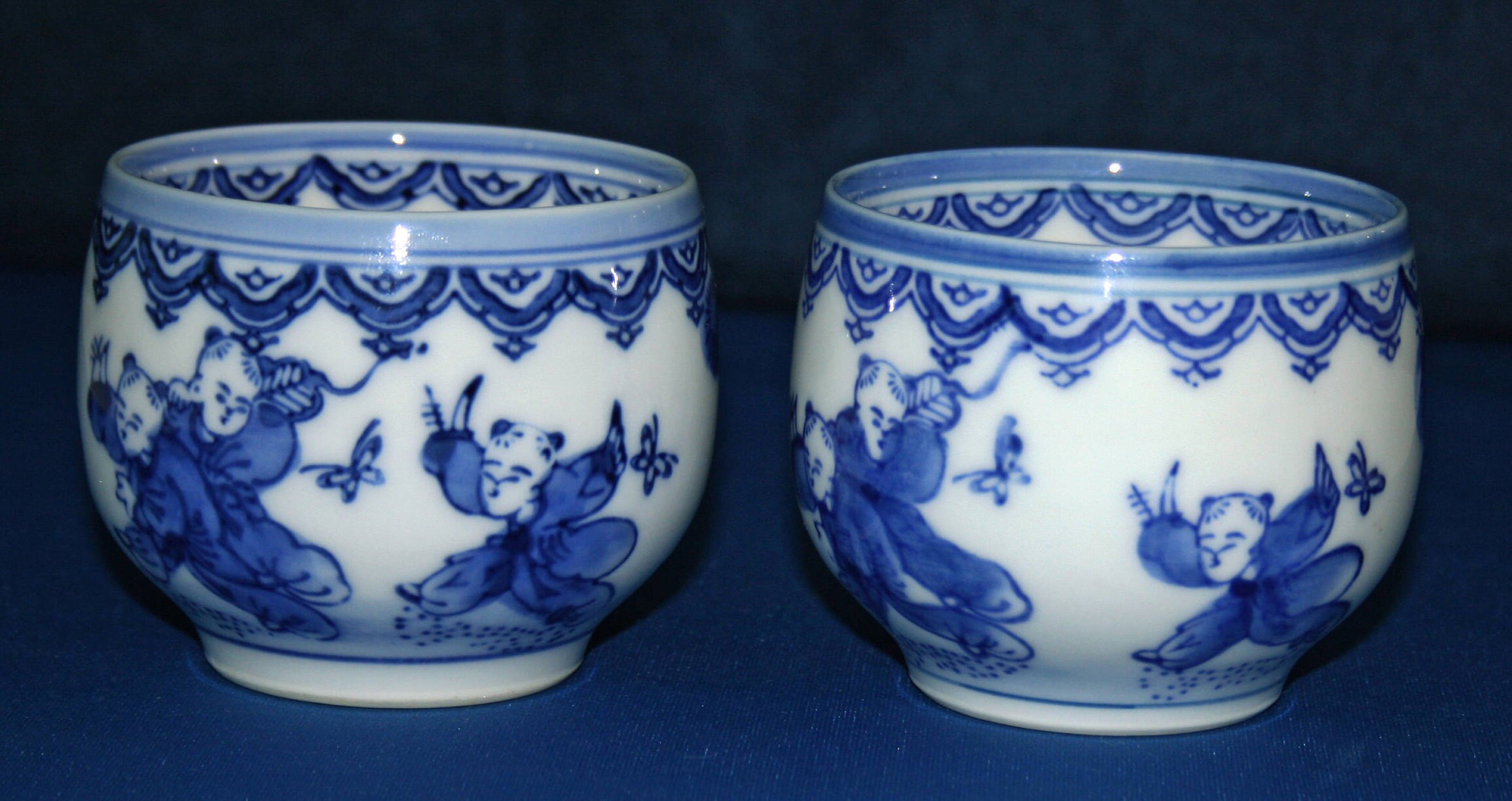 tea cups blue and white