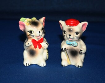 Vintage Ceramic Cat Salt and Pepper Shakers Hand Painted Pottery Figurines Cat Figures Knick Knack Figurine Shaker Figure