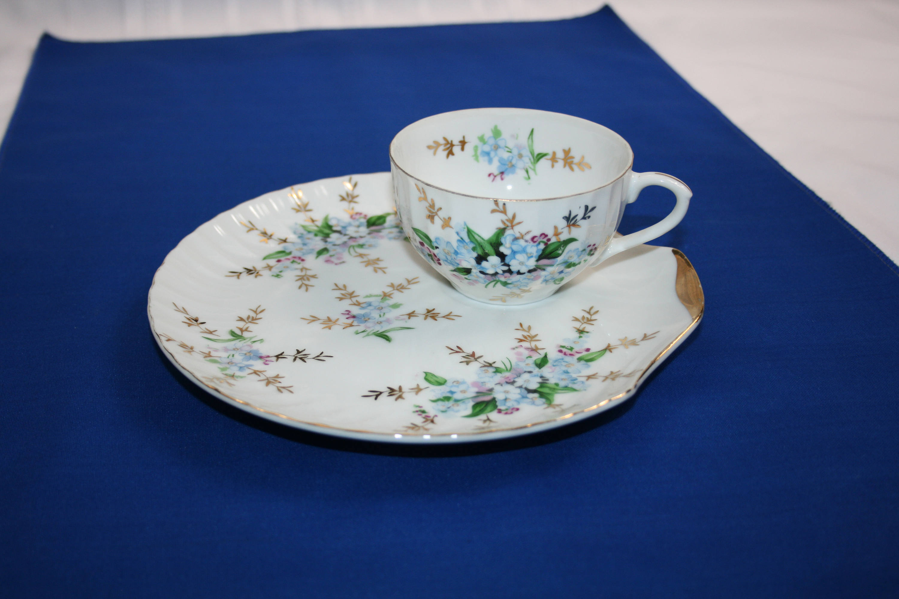 Vintage Yamaka Teacup and Saucer Blue Floral Spray and Gold Scallop