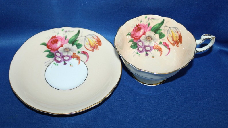 Vintage Paragon Cream Floral Teacup and Saucer by Royal Appointment for The Queen Elizabeth /& H.M Queen Mary English Tea Cup Garden Party