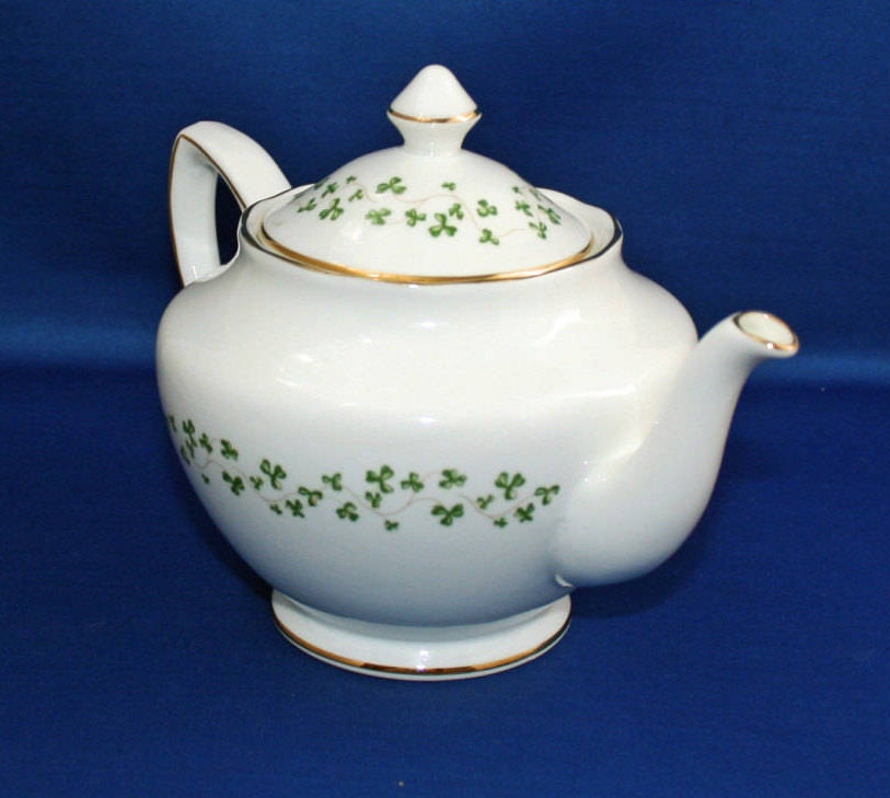 Vintage Royal Tara Shamrock Vine Teapot 2 Cup Tea Pot Trimmed with 24kt