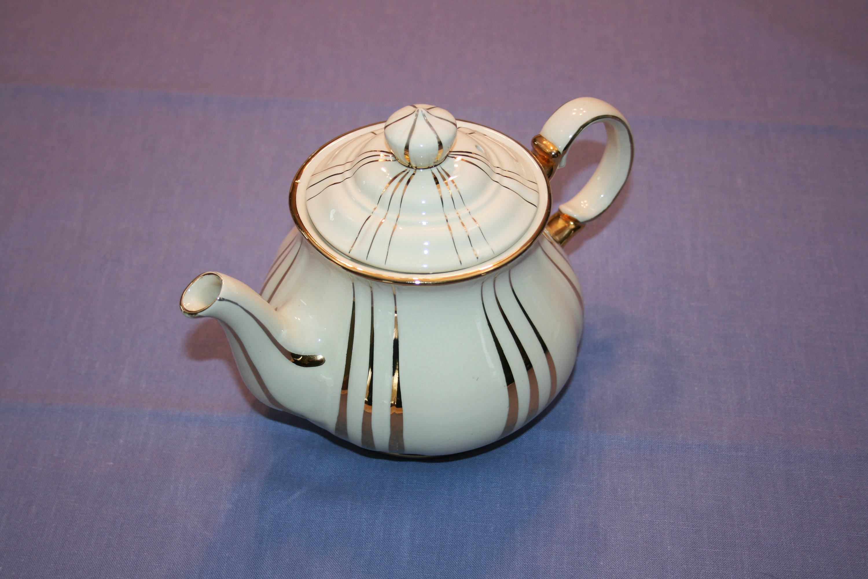 Vintage Sadler Ivory and Gold Ceramic Teapot pattern 3688 ceramic tea