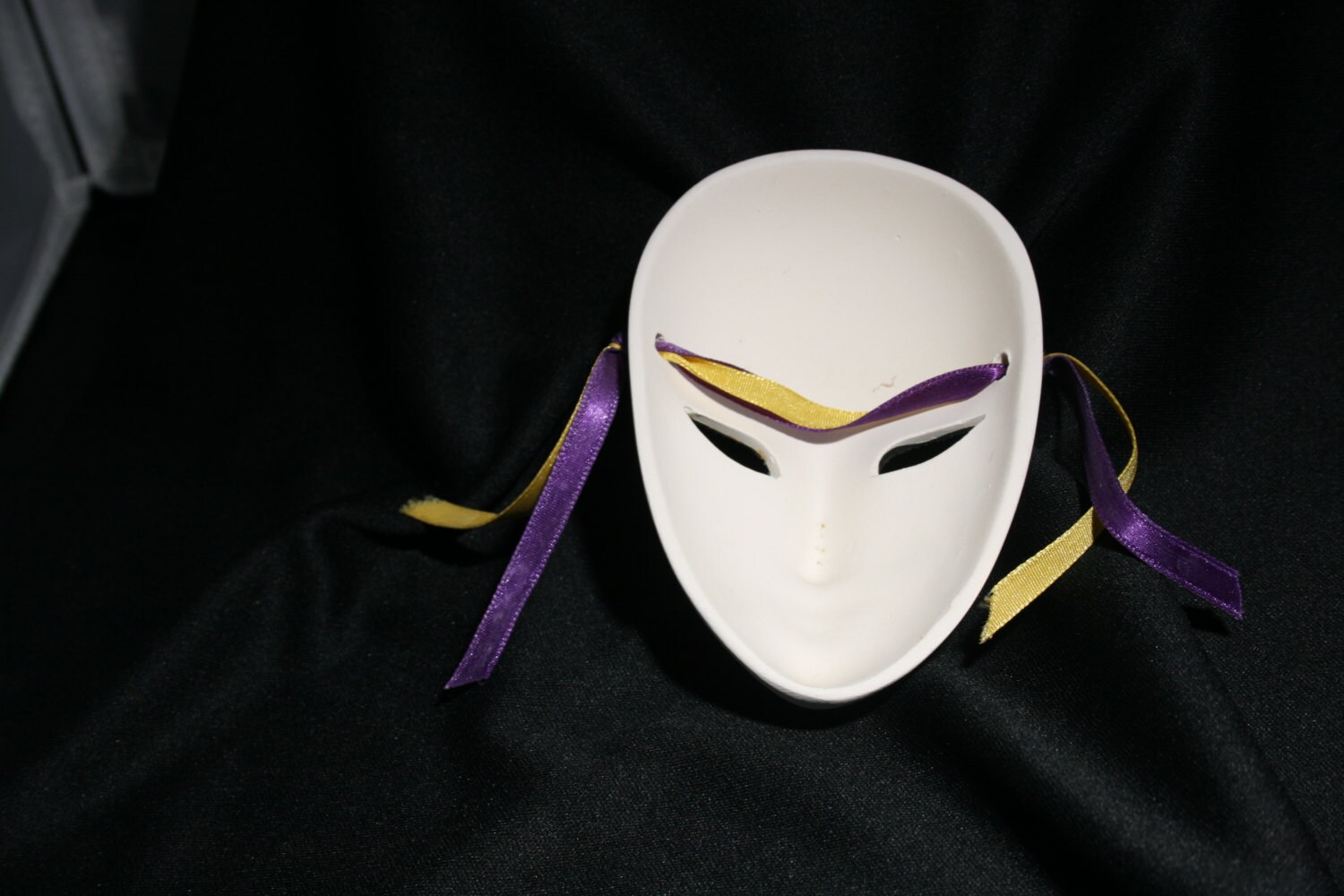 mardi gras mask wall hanging