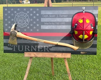 Può includere: Una targa in legno nero e grigio con una striscia rossa, un elmetto da pompiere, un'ascia e il testo "FIRE DEPT" e "Capt. Scott J. Turner Dotban Fire Dept. 7/1997-3/2003 "TURNER"
